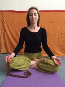 récitation de mantras avec un mala de rudraksha